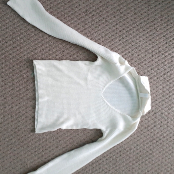 hey guys! :) I'm selling this really cute white crop sweater! - Picture 2 of 3